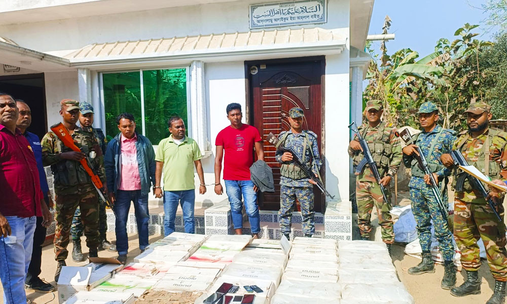 ভারতীয় সিগারেট পাচারের সময় বিএনপি নেতাসহ আটক ৪